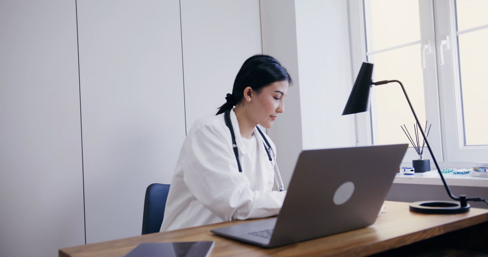 Profissional a utilizar serviços digitais conectados