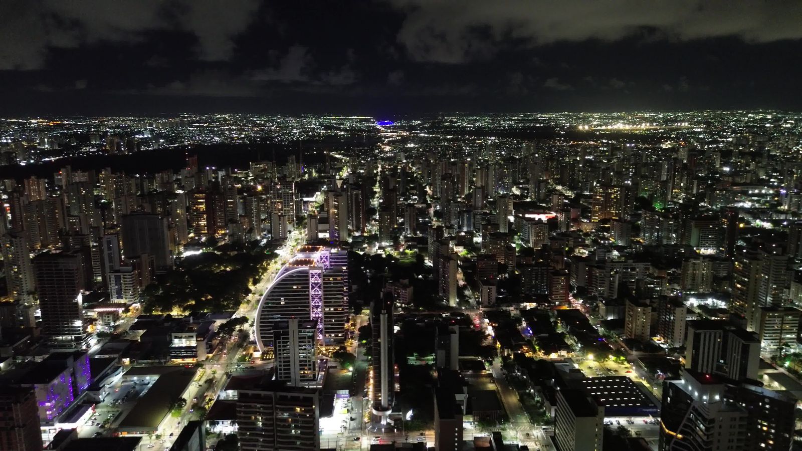 Vista aérea de uma cidade e da sua infraestrutura